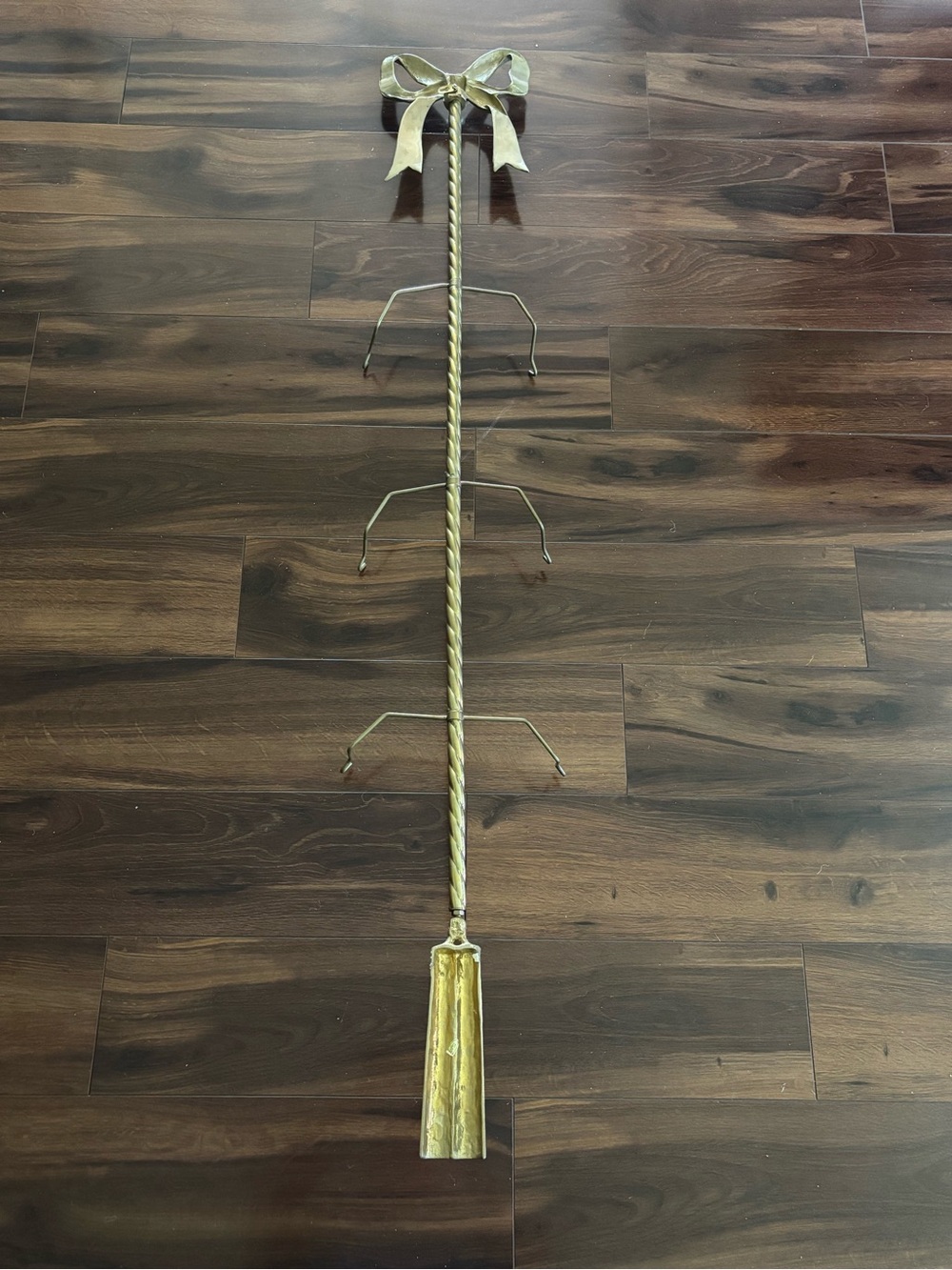 Vintage brass Decorative Bow with Tassel plate holder - Picture 5 of 5